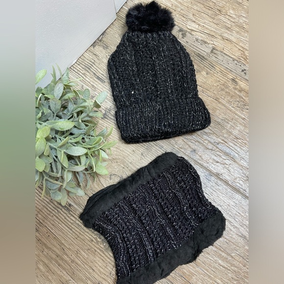 Pom Pom Hat & Neck Warmer Lined and Super Cozy Black women’s - Picture 1 of 2